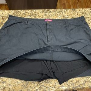 Woman within SZ 30 black skort